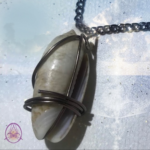 Khaki Olive Shell Necklace - Picture 2 of 4